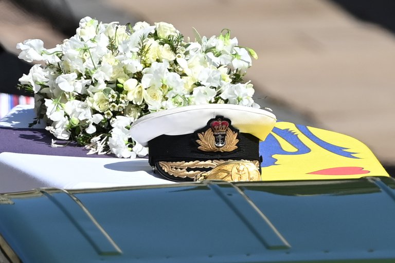 La gorra militar sobre el féretro del Duque de Edimburgo, mientras es transportado en una Land Rover especialmente modificada para el funeral, hasta la Capilla de San Jorge