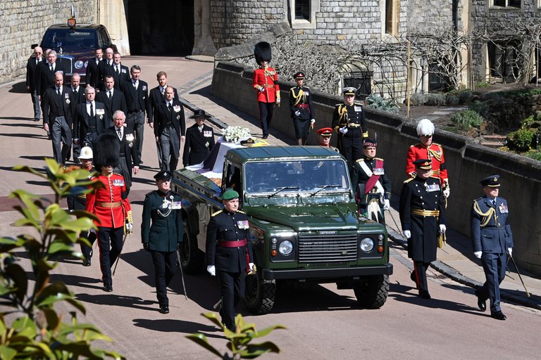 La reina Isabel II explicó que, hace 18 años, el duque de Edimburgo y Land Rover comenzaron un proyecto para crear un vehículo a medida que se utilizaría en su funeral