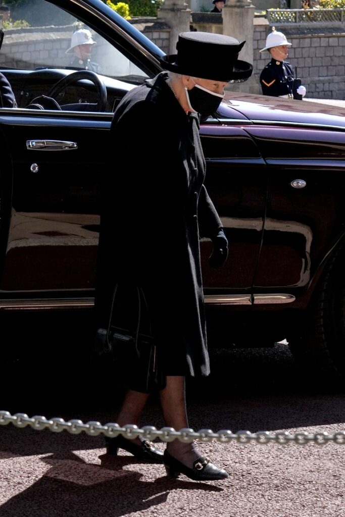 La reina Isabel II no participó del cortejo fúnebre a pie, sino que se movilizó en su auto