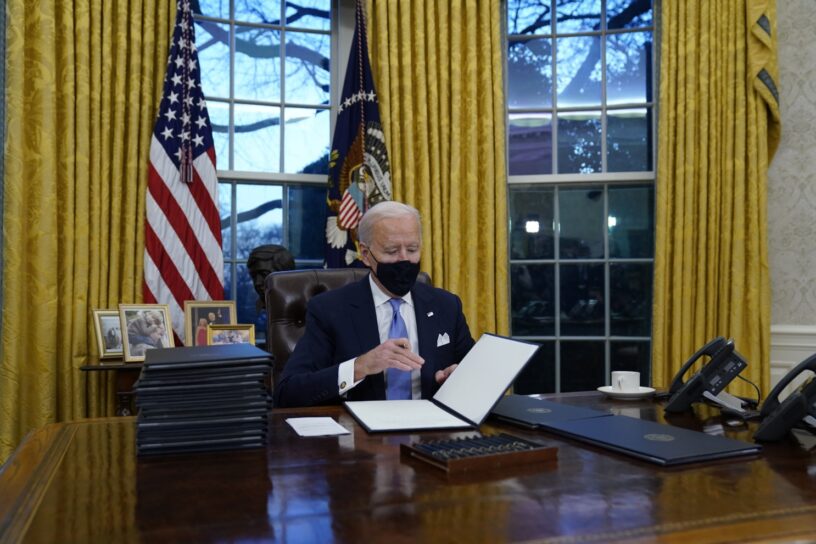 Joe Biden firma sus decretos en la Oficina Oval de la Casa Blanca